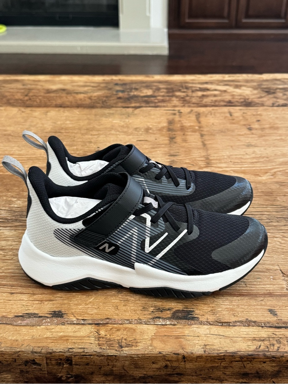 NWT New Balance Rave Run V2 Kids Sneakers Black White (Big Kids Size 6)